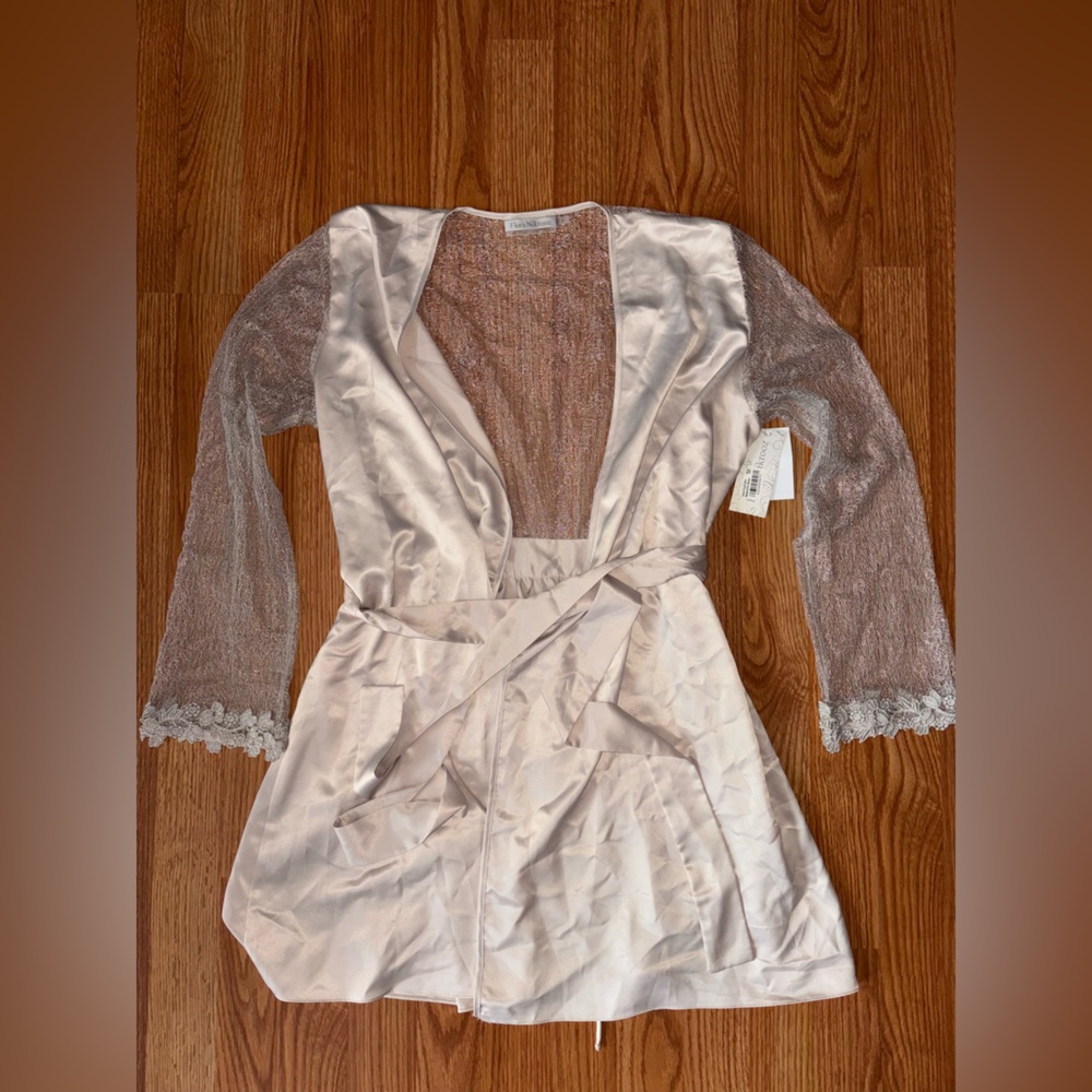 NWT Flora Nikrooz Cream and Silver Lace Robe